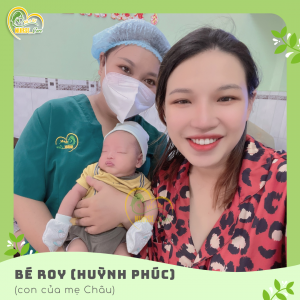 Các điều dưỡng viên của Nurse Care tiến hành dịch vụ tắm tại nhà cho bé ROY (Huỳnh Phúc) - con của mẹ Châu.