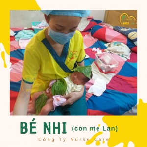 Các điều dưỡng viên của Nurse Care tiến hành dịch vụ tắm tại nhà cho Bé Nhi (con của mẹ Lan).