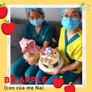 Các điều dưỡng viên của Nurse Care tiến hành dịch vụ tắm tại nhà cho Bé Apple (con Của mẹ Na). 