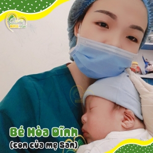 Các điều dưỡng viên của Nurse Care tiến hành dịch vụ tắm tại nhà cho Bé Hòa Dĩnh (con của mẹ San).