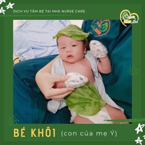 Các điều dưỡng viên của Nurse Care tiến hành dịch vụ tắm tại nhà cho Bé Khôi (con của mẹ Ý).