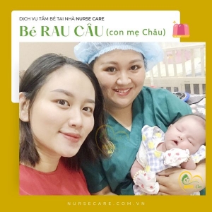 Các điều dưỡng viên của Nurse Care tiến hành dịch vụ tắm tại nhà cho Bé Rau Câu (con của mẹ Châu). 