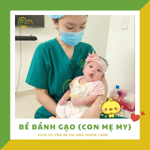 Các điều dưỡng viên của Nurse Care tiến hành dịch vụ tắm tại nhà cho Bé Gạo (con của mẹ My).