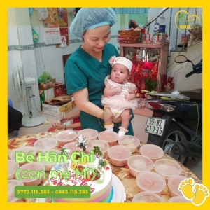 Các điều dưỡng viên của Nurse Care tiến hành dịch vụ tắm tại nhà cho Bé Hân Chi (con của mẹ Mi).