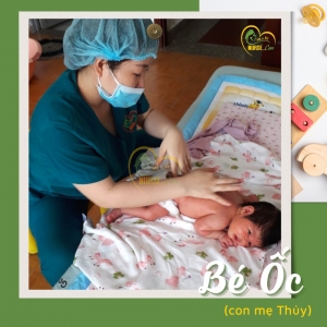 Các điều dưỡng viên của Nurse Care tiến hành dịch vụ tắm tại nhà cho Bé  Ốc (con của mẹ Thủy). 