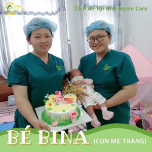 Các điều dưỡng viên của Nurse Care tiến hành dịch vụ tắm tại nhà cho Bé Bina (con của mẹ Trang).