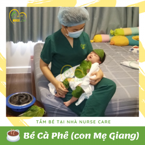 Các điều dưỡng viên của Nurse Care tiến hành dịch vụ tắm tại nhà cho Bé Cà Phê (con của mẹ Giang). 