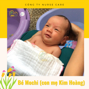Các điều dưỡng viên của Nurse Care tiến hành dịch vụ tắm tại nhà cho Bé Mochi (con của mẹ Kim Hoàng). 