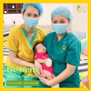 Các điều dưỡng viên của Nurse Care tiến hành dịch vụ tắm tại nhà cho Bé Kem (con của mẹ Thảo Anh). 