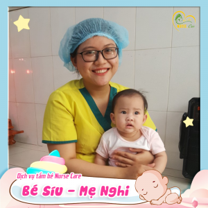 Các điều dưỡng viên của Nurse Care tiến hành dịch vụ tắm tại nhà cho Bé Síu 6 tháng tuổi (con của mẹ Nghi) 