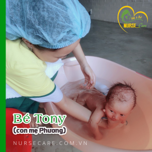 Các điều dưỡng viên của Nurse Care tiến hành dịch vụ tắm tại nhà cho bé Tony (con của mẹ Phương).