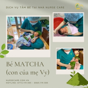 Các điều dưỡng viên của Nurse Care tiến hành dịch vụ tắm tại nhà cho bé Matcha (con của mẹ Vy)