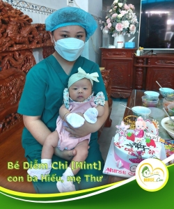 Các điều dưỡng viên của Nurse Care tiến hành dịch vụ tắm tại nhà cho bé Diễm Chi (Mint) - con ba Hiếu, mẹ Thư.