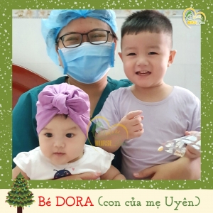 Các điều dưỡng viên của Nurse Care tiến hành dịch vụ tắm tại nhà cho bé Dora (con của mẹ Uyên).