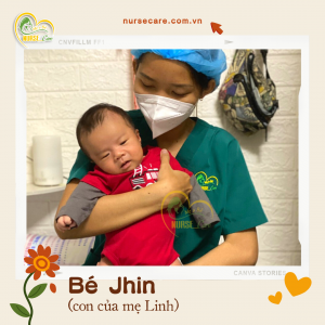 Các điều dưỡng viên của Nurse Care tiến hành dịch vụ tắm tại nhà cho bé Jhin (con của mẹ Linh).
