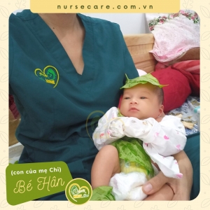 Các điều dưỡng viên của Nurse Care tiến hành dịch vụ tắm tại nhà cho Bé Hân (con mẹ Chi).