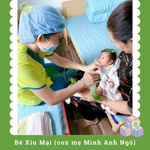 Các điều dưỡng viên của Nurse Care tiến hành dịch vụ tắm tại nhà cho Bé Xíu Mại (con mẹ Minh Anh Ngô).