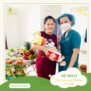 Các điều dưỡng viên của Nurse Care tiến hành dịch vụ tắm tại nhà cho BÉ MILO (con của mẹ Phụng, ba Tài). 