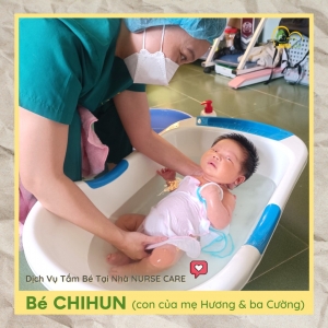 Các điều dưỡng viên của Nurse Care tiến hành dịch vụ tắm tại nhà cho Bé CHIHUN (con của mẹ Hương & ba Cường).