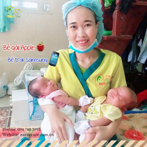 Các điều dưỡng viên của Nurse Care tiến hành dịch vụ tắm tại nhà cho Bé Gái APPLE & Bé Trai SAMSUNG (con mẹ Nhung)