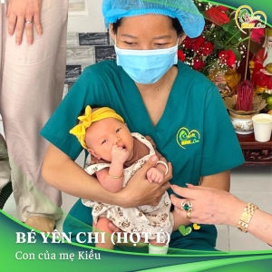 Các điều dưỡng viên của Nurse Care tiến hành dịch vụ tắm tại nhà cho bé Yên Chi (Hột É), con của mẹ Kiều.