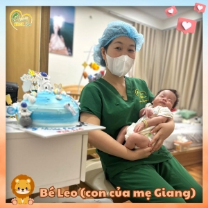 Các điều dưỡng viên của Nurse Care tiến hành dịch vụ tắm tại nhà cho bé LEO (con của mẹ Giang)