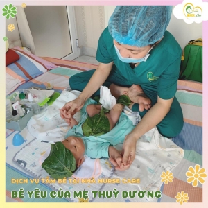 Các điều dưỡng viên của Nurse Care tiến hành dịch vụ tắm tại nhà cho bé