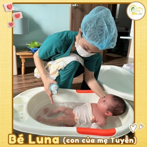 Các điều dưỡng viên của Nurse Care tiến hành dịch vụ tắm tại nhà cho bé LuNa (con của mẹ Tuyền)