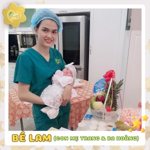 Các điều dưỡng viên của Nurse Care tiến hành dịch vụ tắm tại nhà cho bé LAM (con của mẹ Trang & ba Hoàng)