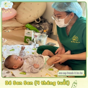 Các điều dưỡng viên của Nurse Care tiến hành dịch vụ tắm tại nhà cho bé San San (con của mẹ Doanh & ba An)