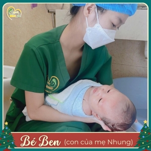 Các điều dưỡng viên của Nurse Care tiến hành dịch vụ tắm tại nhà cho bé yêu của mẹ Nhung.