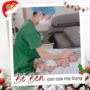 Các điều dưỡng viên của Nurse Care tiến hành dịch vụ tắm tại nhà cho bé Ben (con của mẹ Dung)