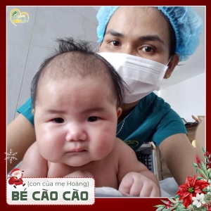 Các điều dưỡng viên của Nurse Care tiến hành dịch vụ tắm tại nhà cho bé Cào Cào (con của mẹ Hoàng).