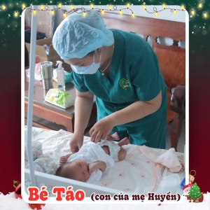 Các điều dưỡng viên của Nurse Care tiến hành dịch vụ tắm tại nhà cho bé Táo (con của mẹ Huyền)