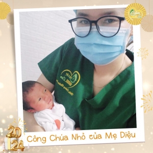 Các điều dưỡng viên của Nurse Care tiến hành dịch vụ tắm tại nhà cho bé yêu của mẹ Diệu.