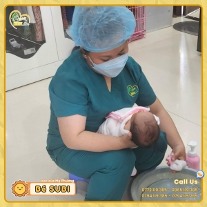 Các điều dưỡng viên của Nurse Care tiến hành dịch vụ tắm tại nhà cho bé SUBI (con của mẹ Phương)