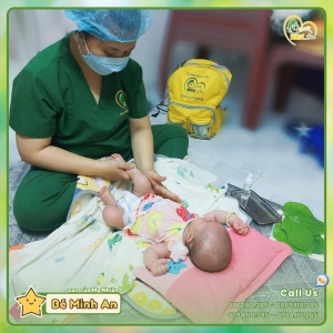 Các điều dưỡng viên của Nurse Care tiến hành dịch vụ tắm tại nhà cho bé Minh An (con của mẹ Nhiên)