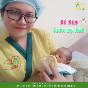 Bé Kem - con mẹ Hà đang được điều dưỡng viên của Nurse Care tiến hành tắm tại nhà...