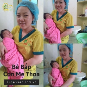 Các điều dưỡng viên của Nurse Care tiến hành dịch vụ tắm tại nhà cho bé Bắp (con của mẹ Thoa).