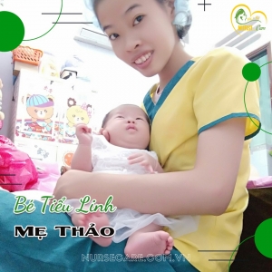 Các điều dưỡng viên của Nurse Care tiến hành dịch vụ tắm tại nhà cho bé Tiểu Linh (con của mẹ Thảo) 