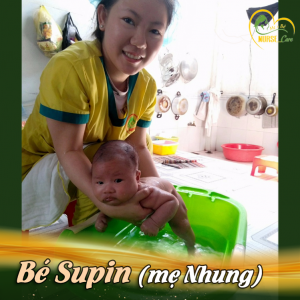 Bé Supin đang được các cô điều dưỡng Nurse Care tiến hành tắm và massage tại nhà.