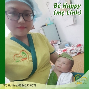 Bé Happy (con mẹ Linh) đang được các cô điều dưỡng Nurse Care tiến hành tắm và massage tại nhà.