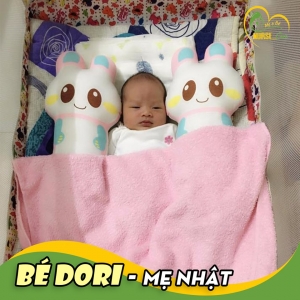 Bé Dori (con mẹ Nhật) đang được các cô điều dưỡng Nurse Care tiến hành tắm và massage tại nhà. Có thể chưa biết nhưng việc tắm và massage cho bé đúng cách rất tốt cho sự phát triển của bé trong những năm tháng đầu đời.