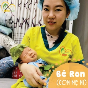 Các điều dưỡng viên của Nurse Care tiến hành dịch vụ tắm tại nhà cho Bé RON (con mẹ Ni)