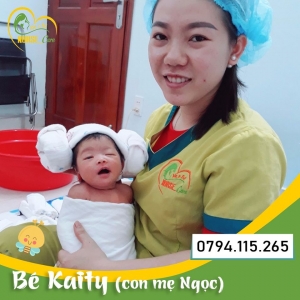 Các điều dưỡng viên của Nurse Care tiến hành dịch vụ tắm tại nhà cho bé Kaity (con của mẹ Ngọc). 