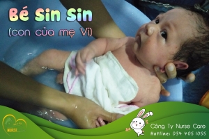 Các điều dưỡng viên của Nurse Care tiến hành dịch vụ tắm tại nhà cho bé Sin Sin (con của mẹ Vi). 