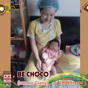 Các điều dưỡng viên của Nurse Care tiến hành dịch vụ tắm tại nhà cho Bé Choco (con của mẹ Giang). 