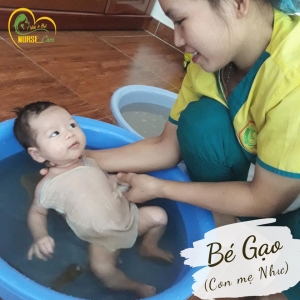 Các điều dưỡng viên của Nurse Care tiến hành dịch vụ tắm tại nhà cho Bé Gạo (con của mẹ Như).