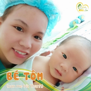 Các điều dưỡng viên của Nurse Care tiến hành dịch vụ tắm tại nhà cho Bé Tôm (con của mẹ Hà Thanh).